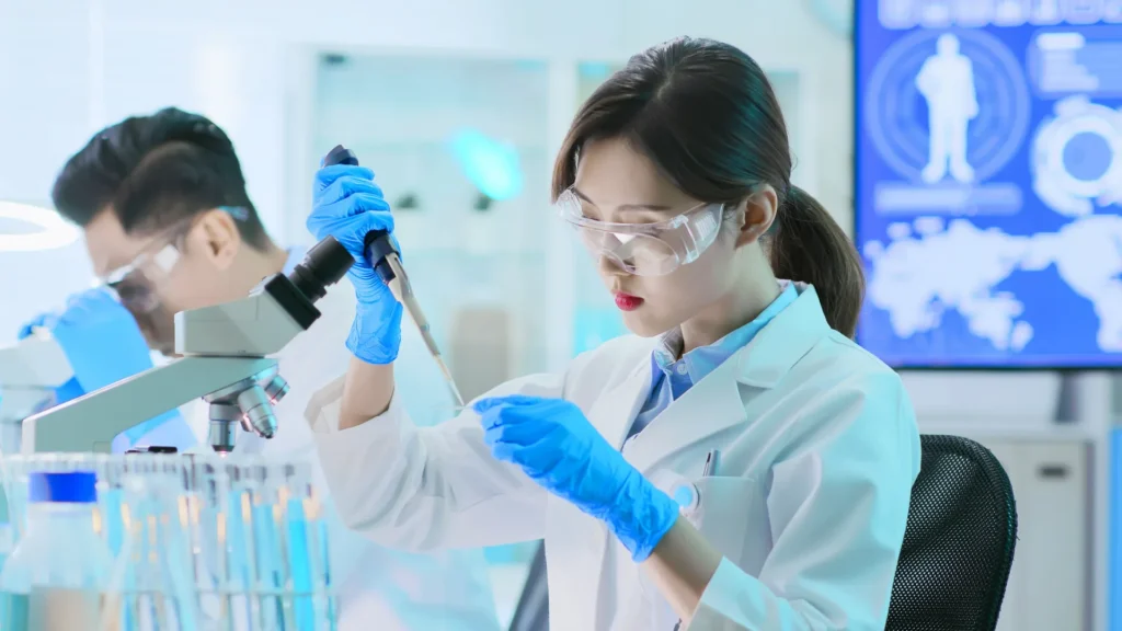 Oral pathologists working in a lab - ResearchCaptive’s Oral Pathologists Email List helps marketers connect with dental pathology professionals across the U.S.