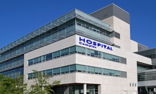 Modern hospital building representing healthcare facilities for Hospital Email Lists and targeted email marketing campaigns in the U.S.